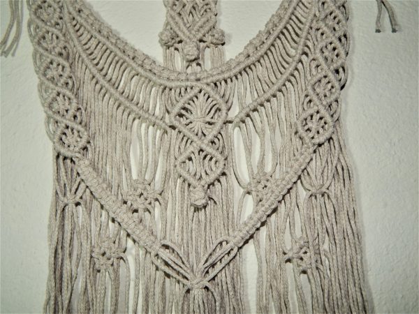 Ένα διακοσμητικό τοίχου με μακραμέ πλέξη αποτελεί μια μοναδική και κομψή επιλογή για τη διακόσμηση του γάμου, της βάπτισης, του ξενοδοχείου, της εστίασης, του γραφείου, του παιδικού δωματίου και του σπιτιού. Αυτό το χειροποίητο διακοσμητικό προσθέτει μια διακριτική πινελιά φυσικής ομορφιάς και αισθητικής σε κάθε χώρο. Στο γάμο, η μακραμέ πλέξη μπορεί να χρησιμοποιηθεί για να δημιουργήσει μια ρομαντική ατμόσφαιρα. Μπορεί να χρησιμοποιηθεί ως φόντο για την τελετή του γάμου ή της δεξίωσης, δημιουργώντας έναν καταπράσινο και μαγικό χώρο. Επιπλέον, μπορεί να χρησιμοποιηθεί ως διακοσμητικό στολίδι πάνω από τον γαμήλιο τραπέζι ή πίσω από την τούρτα, προσδίδοντας μια ξεχωριστή γοητεία και ρομαντισμό στον χώρο. Για τη βάπτιση, η μακραμέ πλέξη μπορεί να δημιουργήσει μια γλυκιά και απαλή ατμόσφαιρα. Μπορεί να χρησιμοποιηθεί για να διακοσμήσει το τραπέζι με τα δώρα και τα γλυκά, καθώς και για να δημιουργήσει μια ειδική γωνιά για τη βάπτιση του παιδιού. Με τα χαριτωμένα μακραμέ σχέδια και τα απαλά χρώματα, το διακοσμητικό τοίχου προσθέτει μια διασκεδαστική και γοητευτική ατμόσφαιρα στην εκδήλωση. Στο ξενοδοχείο και την εστίαση, η μακραμέ πλέξη μπορεί να χρησιμοποιηθεί για να δημιουργήσει μια καλαίσθητη και άνετη ατμόσφαιρα. Μπορεί να τοποθετηθεί στους τοίχους ή στις κολόνες, δημιουργώντας ένα εντυπωσιακό αισθητικό αποτέλεσμα. Η μακραμέ πλέξη μπορεί επίσης να χρησιμοποιηθεί ως διαχωριστικό για τα διάφορα τμήματα του χώρου, προσδίδοντας έναν αέρα ιδιωτικότητας και πολυτέλειας. Στο γραφείο, η μακραμέ πλέξη μπορεί να δημιουργήσει μια αίσθηση ευεξίας και ηρεμίας. Μπορεί να χρησιμοποιηθεί για να διακοσμήσει τον τοίχο πίσω από το γραφείο ή την αίθουσα συνεδριάσεων, προσδίδοντας μια διακριτική και εναλλακτική πινελιά στον χώρο εργασίας. Για το παιδικό δωμάτιο, η μακραμέ πλέξη μπορεί να δημιουργήσει έναν χώρο γεμάτο φαντασία και παιχνιδιάρικη αισθητική. Μπορεί να χρησιμοποιηθεί για να διακοσμήσει τον τοίχο πάνω από το κρεβάτι, δημιουργώντας έναν μαγικό και παιχνιδιάρικο χώρο για το παιδί. Τέλος, στο σπίτι, η μακραμέ πλέξη μπορεί να δημιουργήσει ένα ζεστό και καλαίσθητο περιβάλλον. Μπορεί να χρησιμοποιηθεί για να διακοσμήσει το σαλόνι ή το υπνοδωμάτιο, προσδίδοντας μια ατμόσφαιρα φυσικής ομορφιάς και ηρεμίας. Η μακραμέ πλέξη μπορεί να συνδυαστεί με φυτά, κοσμήματα ή άλλα διακοσμητικά στοιχεία, δημιουργώντας έναν εξαιρετικό προσωπικό χώρο που αποπνέει ζεστασιά και ομορφιά. Συνοψίζοντας, η μακραμέ πλέξη σε διακοσμητικά τοίχου είναι μια εκλεπτυσμένη επιλογή που προσθέτει φυσική ομορφιά, κομψότητα και χαρακτήρα σε κάθε χώρο, ανεξαρτήτως αν πρόκειται για γάμο, βάπτιση, ξενοδοχείο, εστίαση, γραφείο, παιδικό δωμάτιο ή σπίτι. Με τις ποικίλες επιλογές σε σχέδια, χρώματα και στυλ, η μακραμέ πλέξη μπορεί να προσαρμοστεί στις προτιμήσεις και τον χαρακτήρα κάθε χώρου, δημιουργώντας έναν μοναδικό και εντυπωσιακό αποτέλεσμα. Για τα προϊόντα που δεν είναι ετοιμοπαράδοτα, ο χρόνος παράδοσης είναι 15-20 ημέρες κατόπιν συνεννόησης. Διάσταση κεντρικό: 120εκ. x Y160cm, Συνολική διάσταση: M180 x Y200cm  Φωτογραφίες με τα έργα μας μπορείτε να βρείτε εδώ!  Περισσότερες φωτογραφίες από τα έργα μας εδώ. *Η οθόνη κάθε συσκευής (smartphone, tablet, laptop, desktop) διαφέρει και ενδέχεται να υπάρχει ελάχιστη απόκλιση στα χρώματα. **Οι διαστάσεις είναι ενδεικτικές και υπάρχει περίπτωση να υπάρχει ελάχιστη απόκλιση στα εκατοστά , καθότι το προϊόν είναι χειροποίητο. Διακοσμητικό τοίχου Μακραμέ